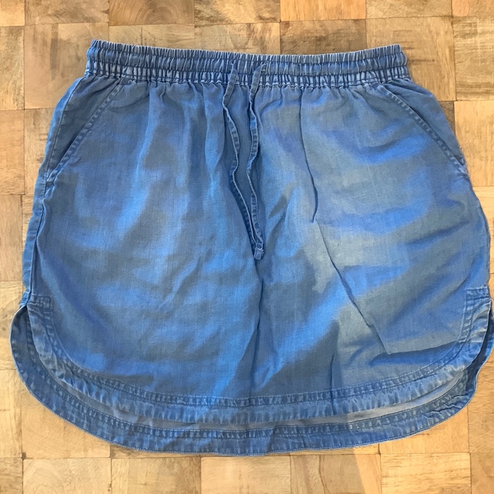 Merona skirt.  Lightweight.  16” in length.  Size Medium.